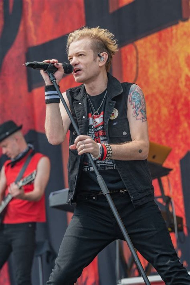 Deryck Whibley's Age in 2023: Exploring the Life of the Sum 41 Legend - SarkariResult