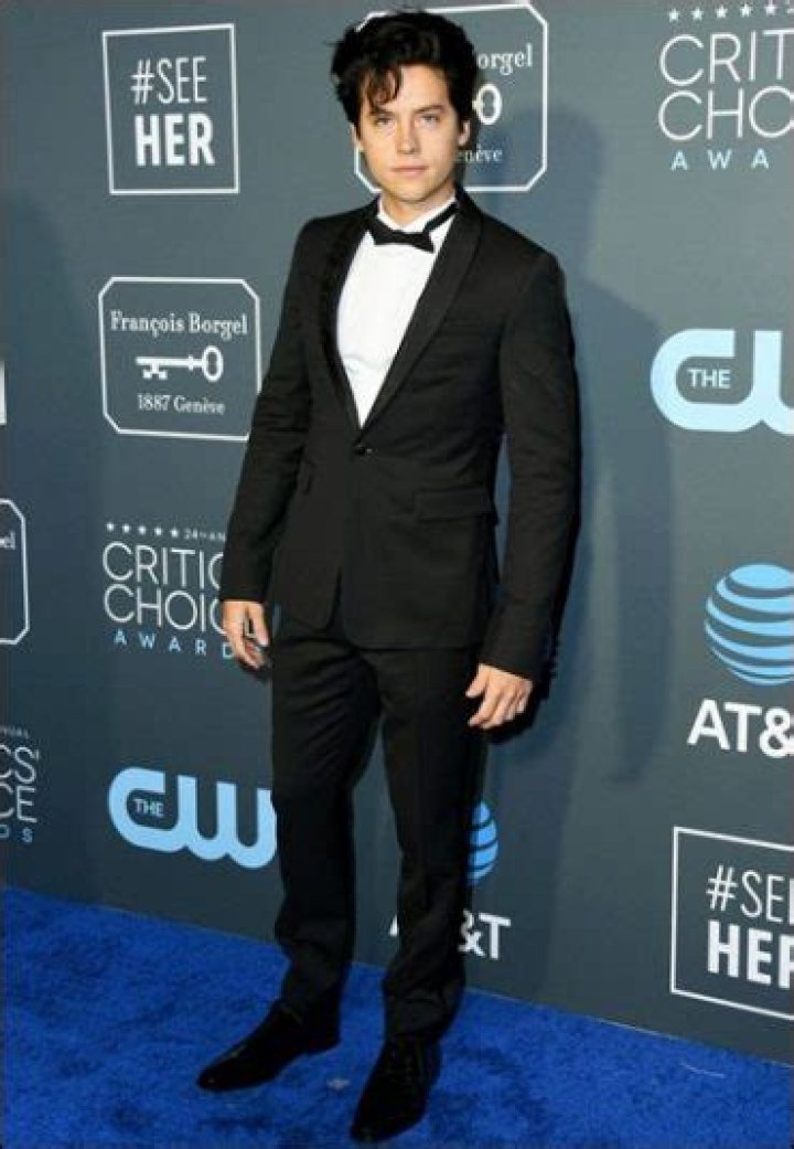 Dylan Sprouse Height, Weight, Body Measurements, Shoe Size