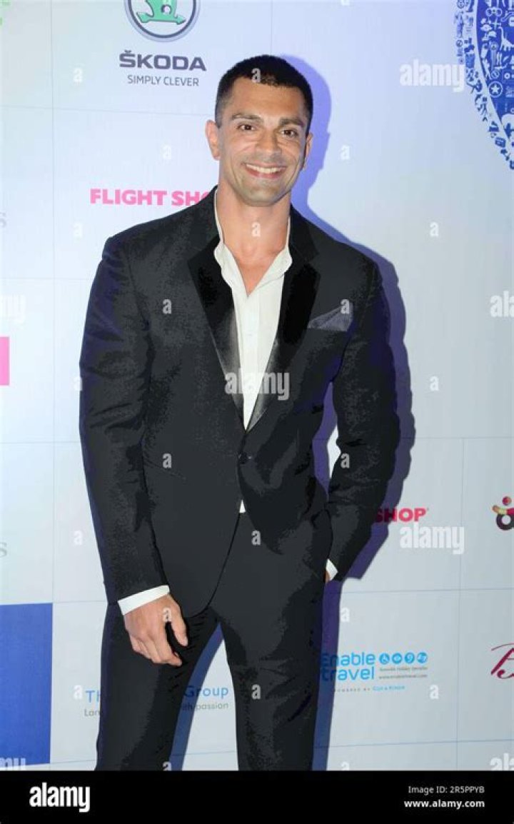 Karan Singh Grover Height, Weight, Body Measurements, Shoe Size