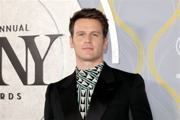 Who is Jonathan Groff dating? Know his wiki facts: age and net worth!